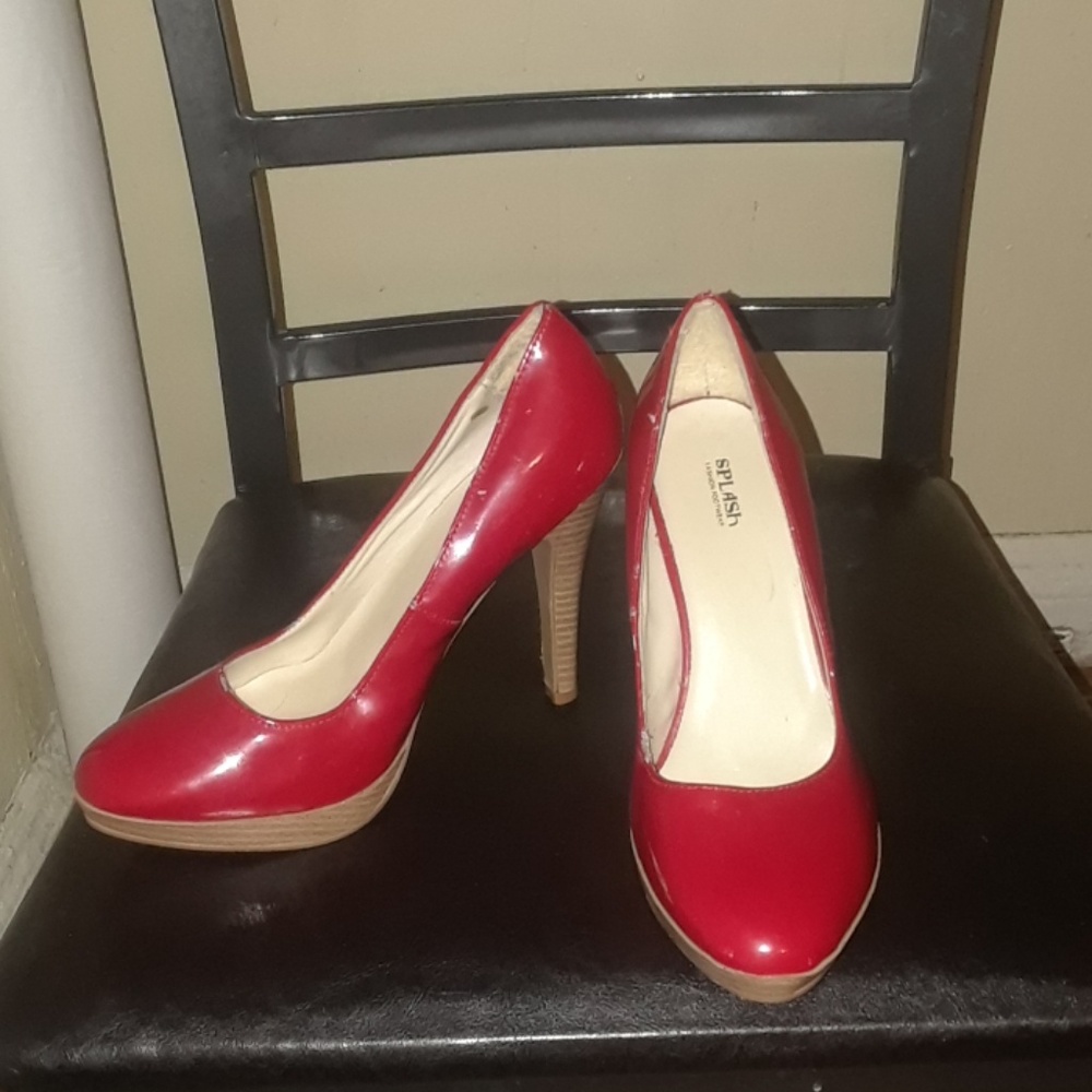 Red pumps - Picture 3 of 7